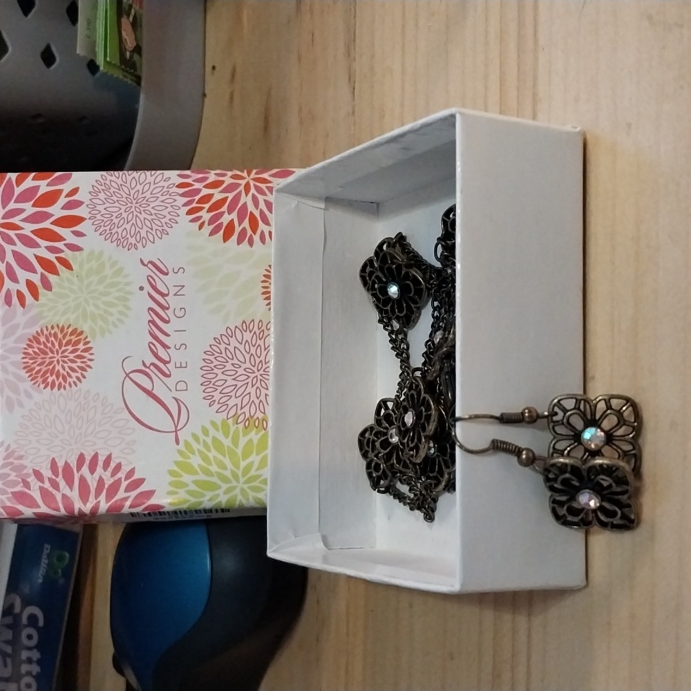 Necklace and earring set